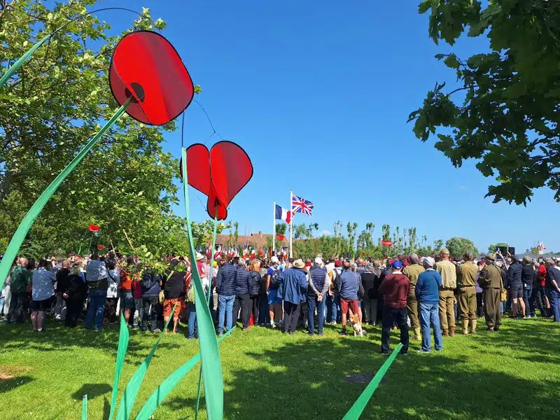 Les Coquelicots aux Commémorations de la Batterie de Merville-Franceville